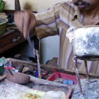 Menjelang Lebaran Tukang Sepuh Emas Kebanjiran Order