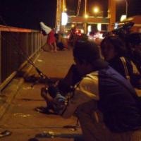 Mancing Sambil Menunggu Sahur di Jembatan Ampera 