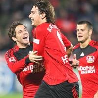 Helmes Hattrick, Leverkusen Gasak Hannover 4-0