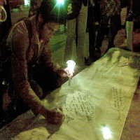 Nyala Lilin untuk Hari Perdamaian Dunia