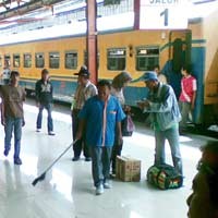 Arus Mudik di Stasiun Senen Masih Lengang