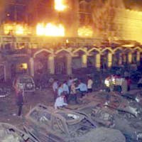 Polisi Lakukan Evakuasi di Antara Nyala Kobaran Api