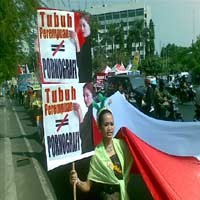 Tolak RUU Pornografi, Puluhan Aktivis Usung Bendera Merah Putih