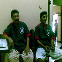 Mbauk Berat, Roni Hajar 2 Tetangga