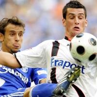 Berkat Gol Bunuh Diri, Schalke Pimpin Bundesliga