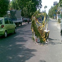 Lubang di Jalan Ngagel Madya Tunggu Mangsa
