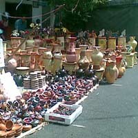 Mengais Rezeki, Warga Gelar Dagangan di Makam Sunan Giri