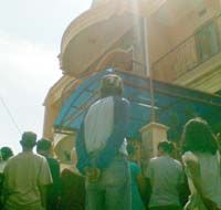 Nasabah Datangi Rumah Dewi