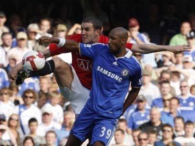 Bus MU Diserang Fans Chelsea