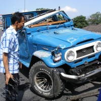 Jeep yang Ditumpangi 1 Keluarga Terguling di Pasupati