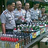 Operasi Pekat Ramadan, Polisi Sita Ribuan Miras dan Petasan