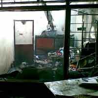 2 Jam Api di Manyar Sabrangan Berhasil Dijinakkan