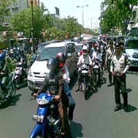 Lalu Lintas di Kawasan Ngagel Tersendat