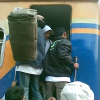 Ratusan Penumpang KA Rela 6 Jam Tunggu Kereta