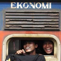 Ribuan Pemudik Padati Stasiun Senen