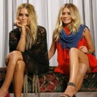 Kembar Olsen Rilis Rancangan Sepatu