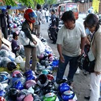 Jelang Lebaran, Penjualan Helm Laris Manis