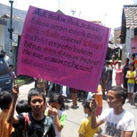 Ratusan Warga Kembali Serbu Yayasan Kyai Cabul 