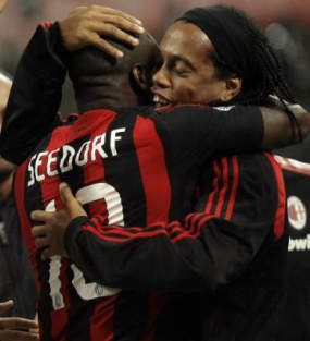 Seedorf Tak Kalah dari Dinho