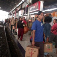 Ribuan Pemudik Tiba di Semarang, Kereta Telat 2 Jam