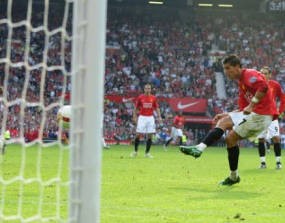 Rooney Perlebar Jarak Jadi 2-0