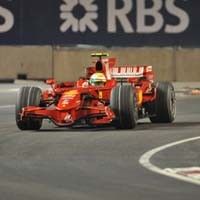 Pole Balapan Malam Milik Massa