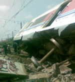 Belum Dievakuasi, 2 Gerbong Argo Bromo Anggrek Jadi Tontonan