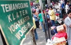 Bus Sinar Jaya Terlambat, Penumpang Menumpuk di Pulo Gadung