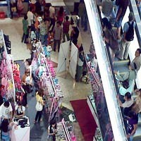 Pusat Perbelanjaan di Surabaya Ramai Diserbu Masyarakat