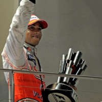 Hamilton Puas Finis di Posisi Tiga