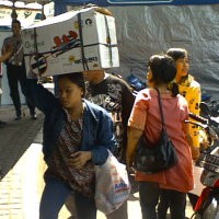 Bosan Menunggu, Pemudik Dihibur Pengamen