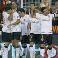 Tundukkan La Coruna, Valencia Puncaki Klasemen