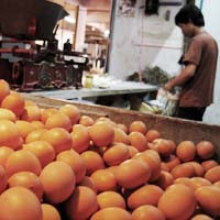 Pedagang Jual Mahal Sambut Lebaran