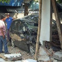 Disenggol Ford, Honda Jazz Tabrak Toko di Jalur Tengkorak