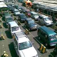 Ribuan Mobil Pribadi Dominasi Antrean Menyeberang ke Madura