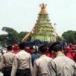 Ribuan Warga Yogya Rebutan Gunungan Syawal