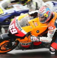 Stoner Top di Trek Kering, Hayden di Lintasan Basah