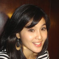 Sandra Dewi Buru Makanan Kaki Lima