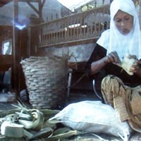 Tradisi Ketupat Lontar di Tuban yang Mulai Terkikis