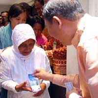 Rebutan Angpao JK, Warga Makassar Saling Dorong