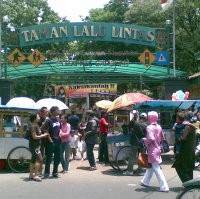 Rejeki Lebih untuk Juru Parkir di Taman Lalu Lintas