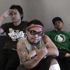 Endank Soekamti Rajin Siaran Radio Online