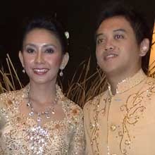 Adri Bulan Madu Bareng Tur Nidji