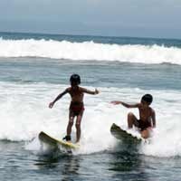 Serunya Surfing di Pantai Grajagan