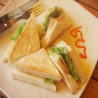 Sarapan Komplet: Roti Bakar Plus Amris