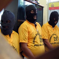 Nyabu di Kolam Renang, Tiga Sekawan Kepergok Polisi