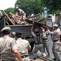 Pembersihan PKL di HR Muhammad Tanpa Perlawanan