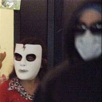 Jalan Bersama Anak, Michael Jackson Tutupi Wajah