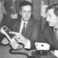 Ponsel 25 Tahun, Dari Jadul & Besar Menjadi Mini