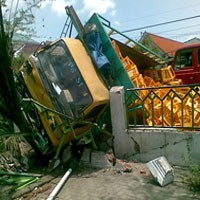 Truk Muat Botol Seruduk Masjid dan Shogun, Seorang Terkapar